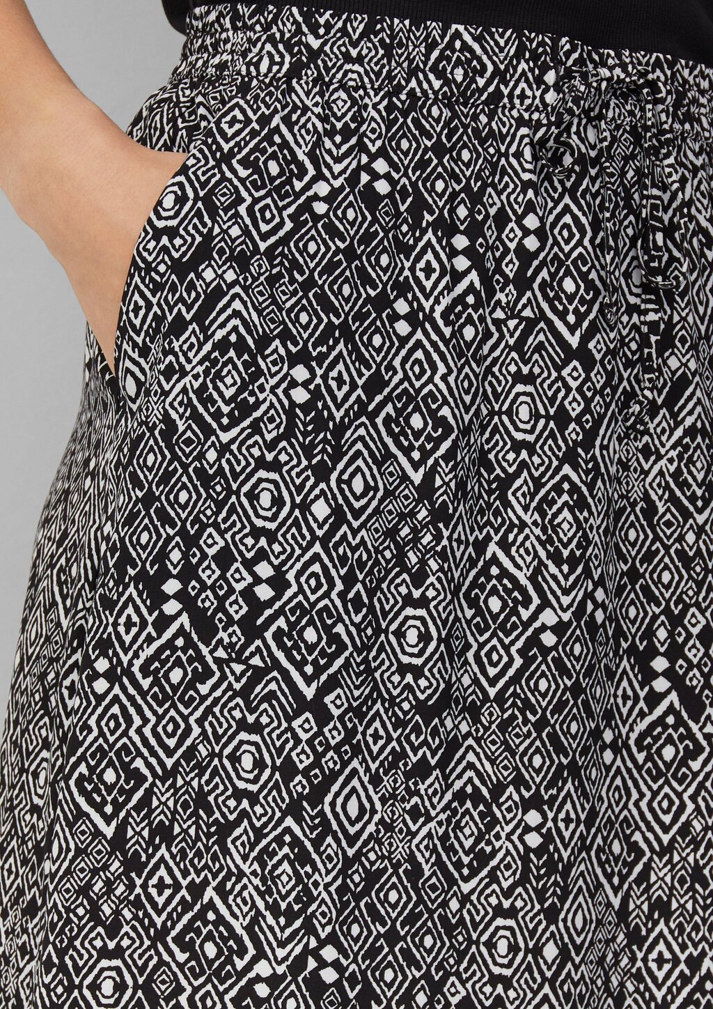 Midi-Rock aus Viskose mit Eingrifftaschen und Tunnelzug