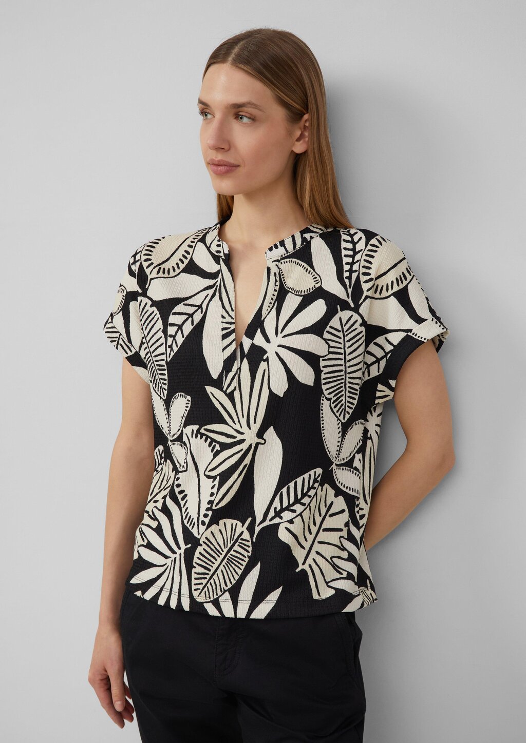 Strukturiertes T-Shirt im Relaxed Fit mit V-Ausschnitt