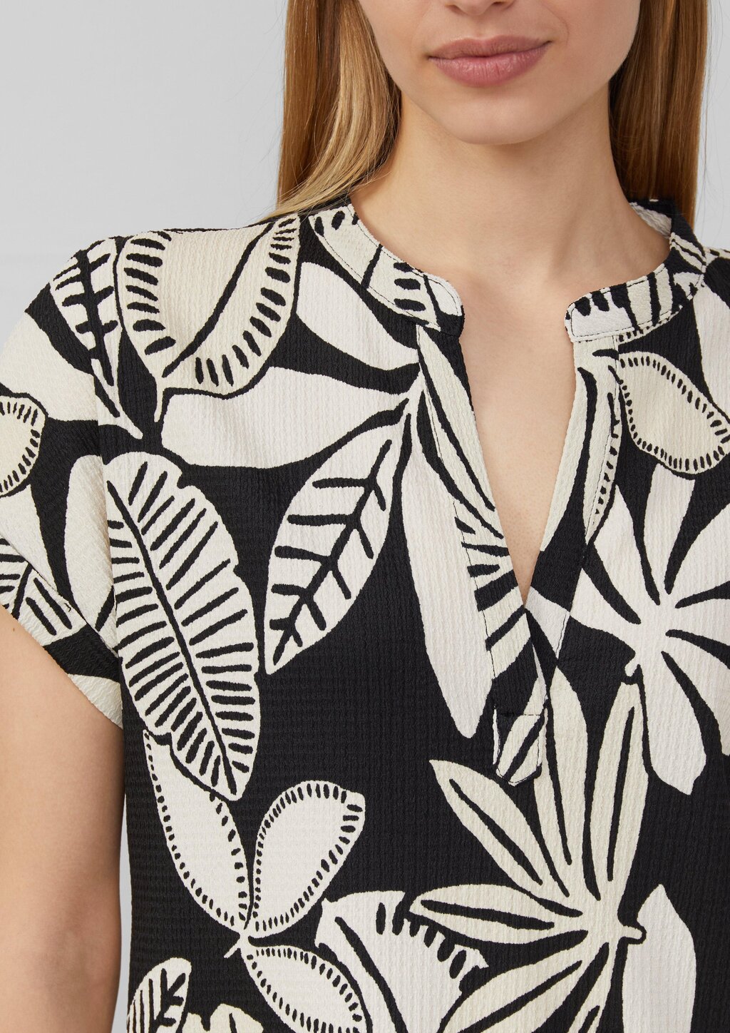 Strukturiertes T-Shirt im Relaxed Fit mit V-Ausschnitt