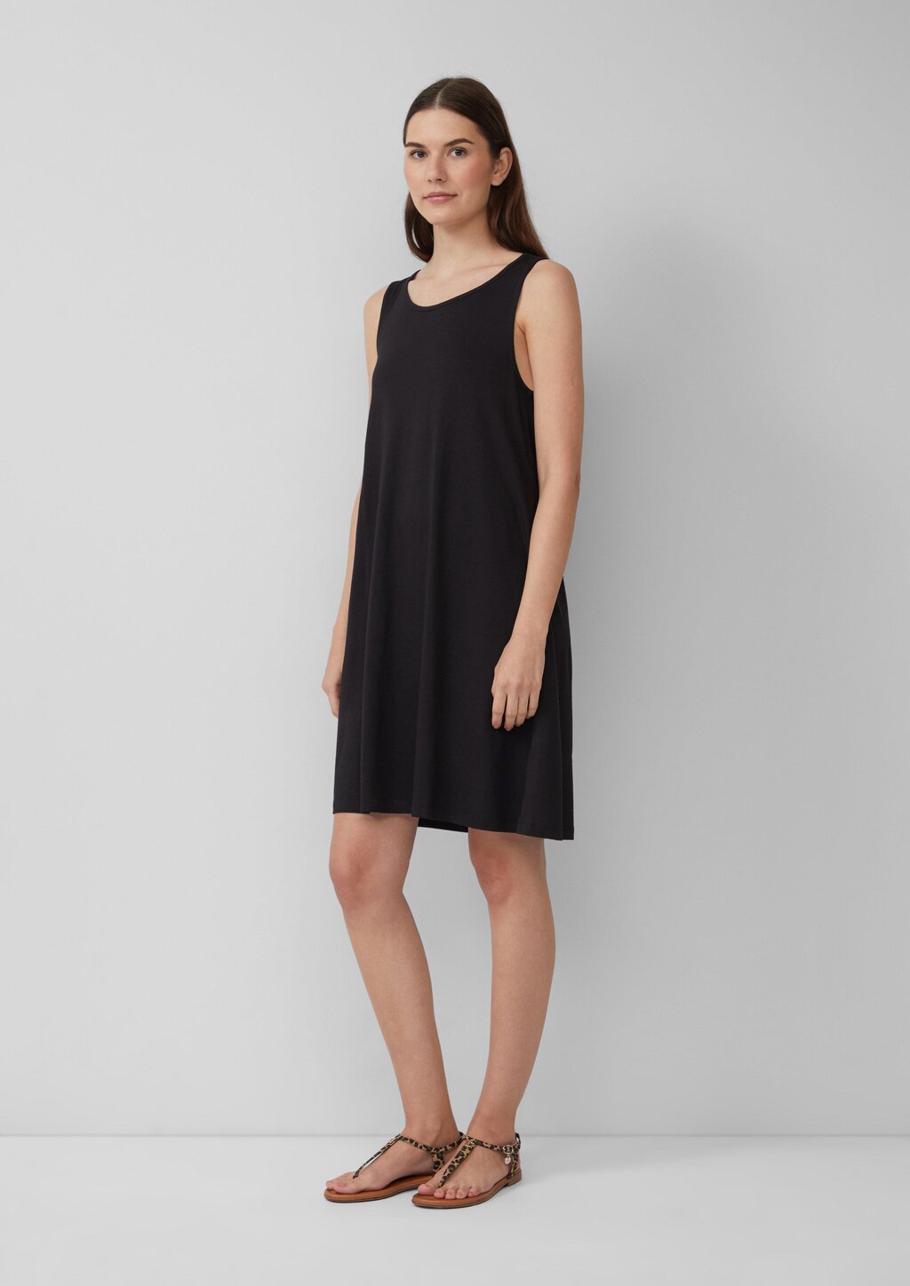 Kurzes Kleid mit Cut-out-Detail