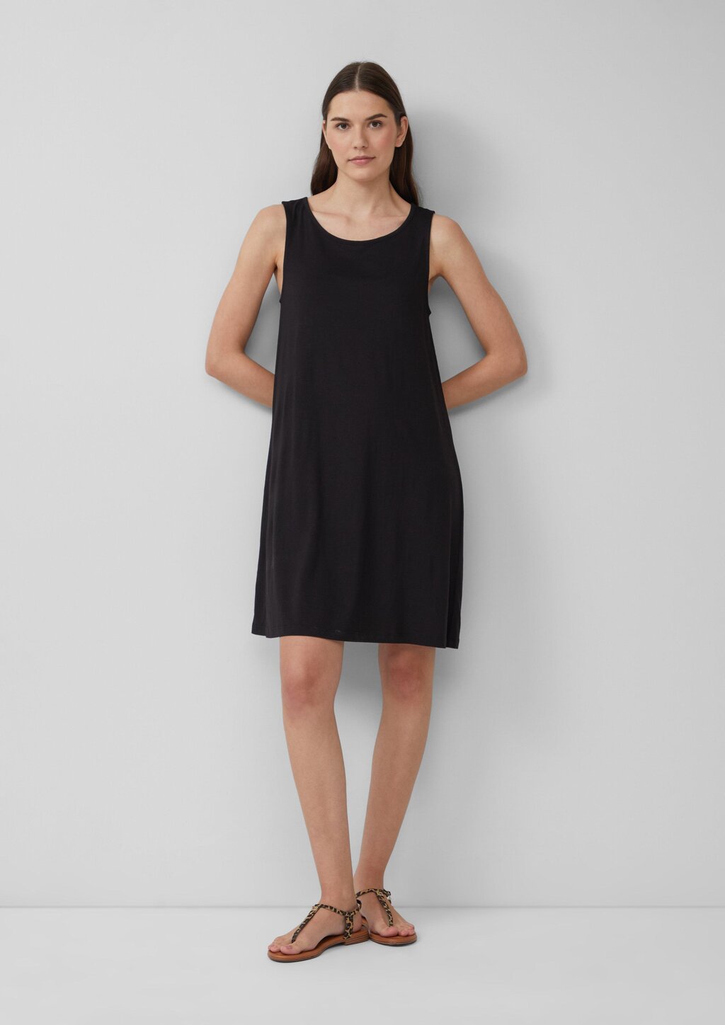 Kurzes Kleid mit Cut-out-Detail