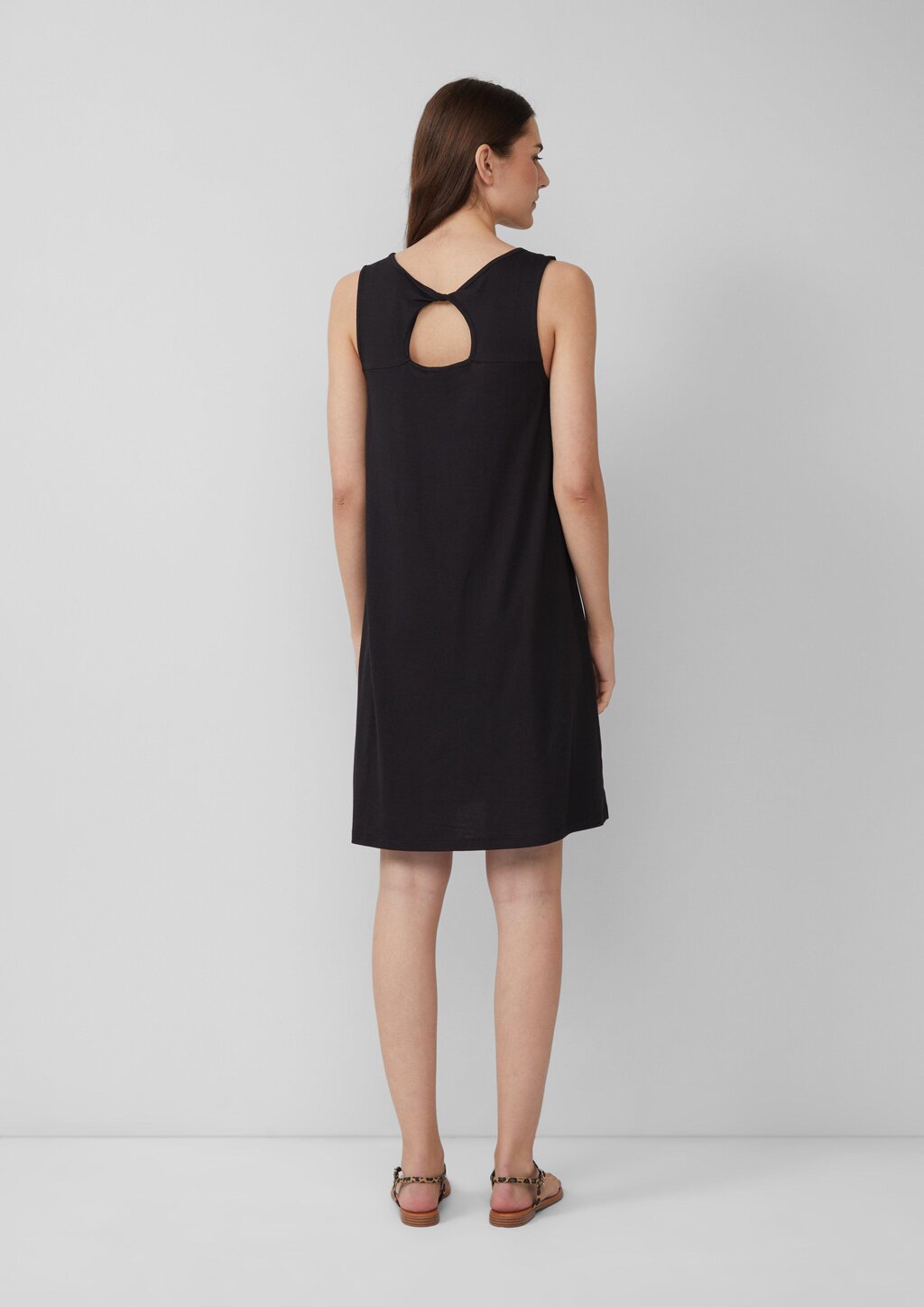 Kurzes Kleid mit Cut-out-Detail