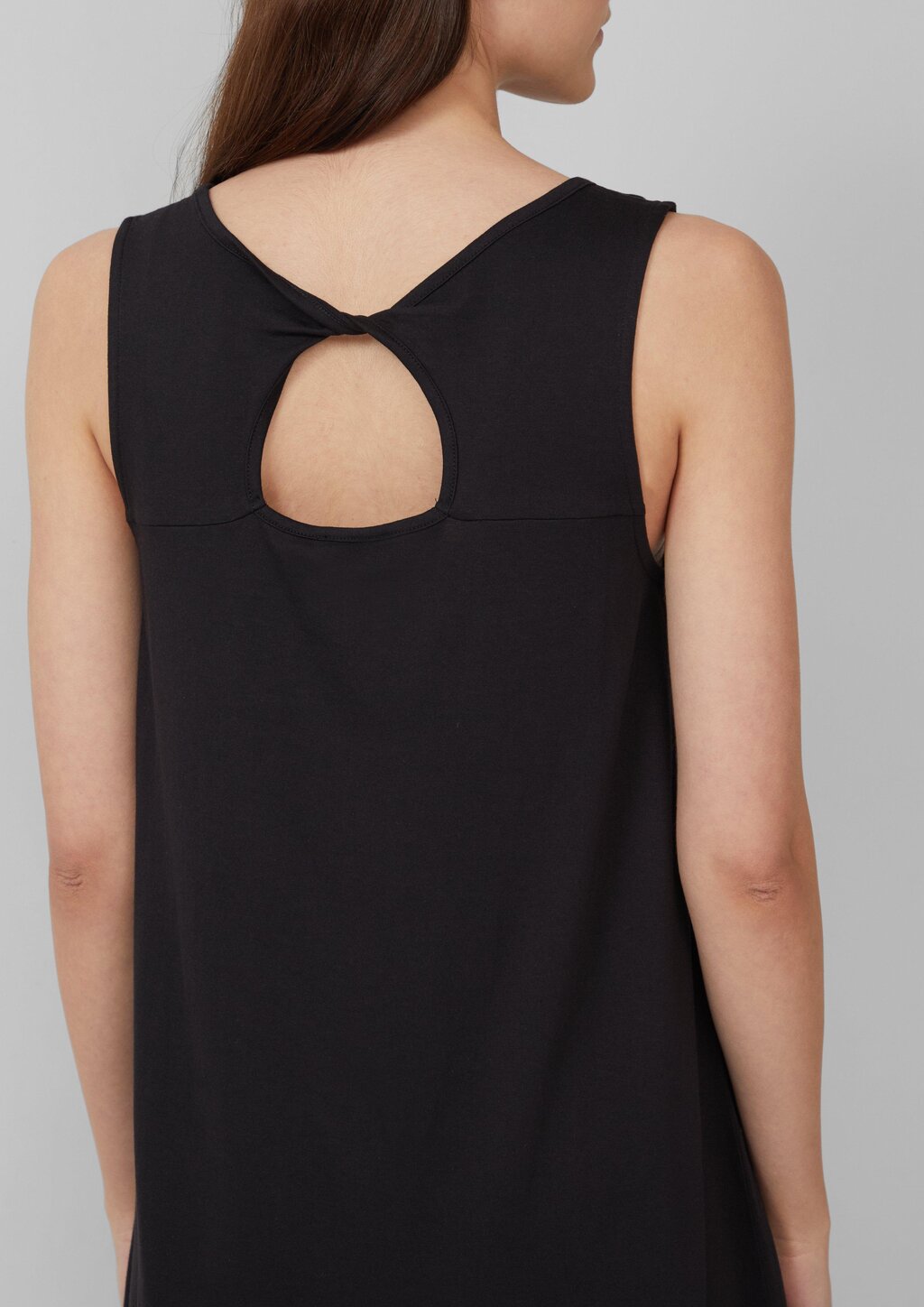 Kurzes Kleid mit Cut-out-Detail