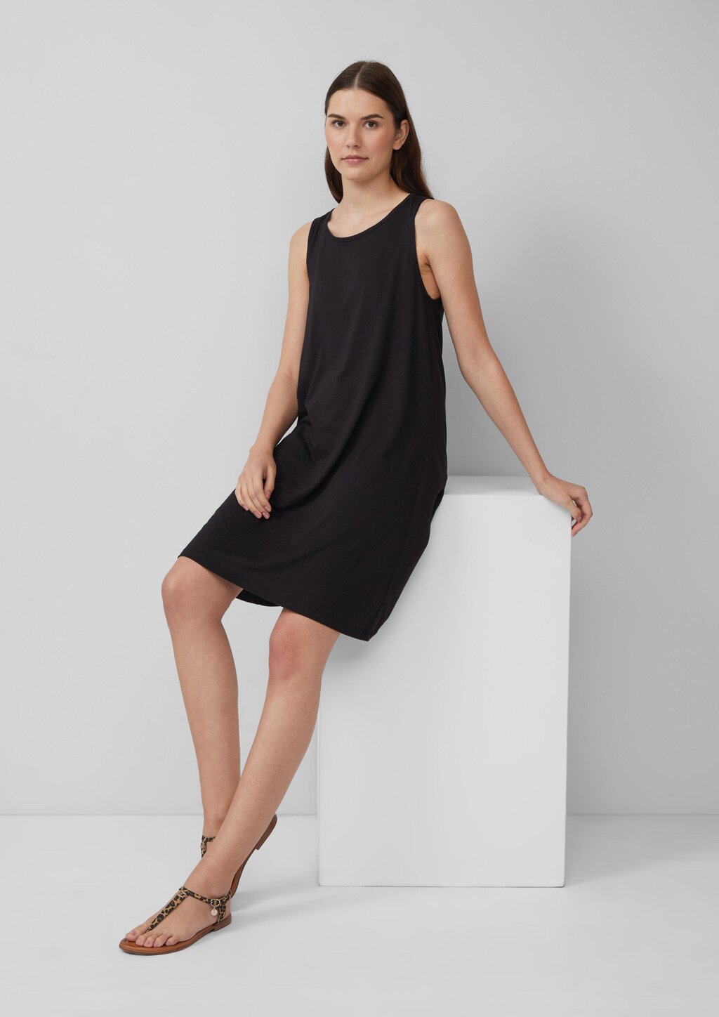 Kurzes Kleid mit Cut-out-Detail