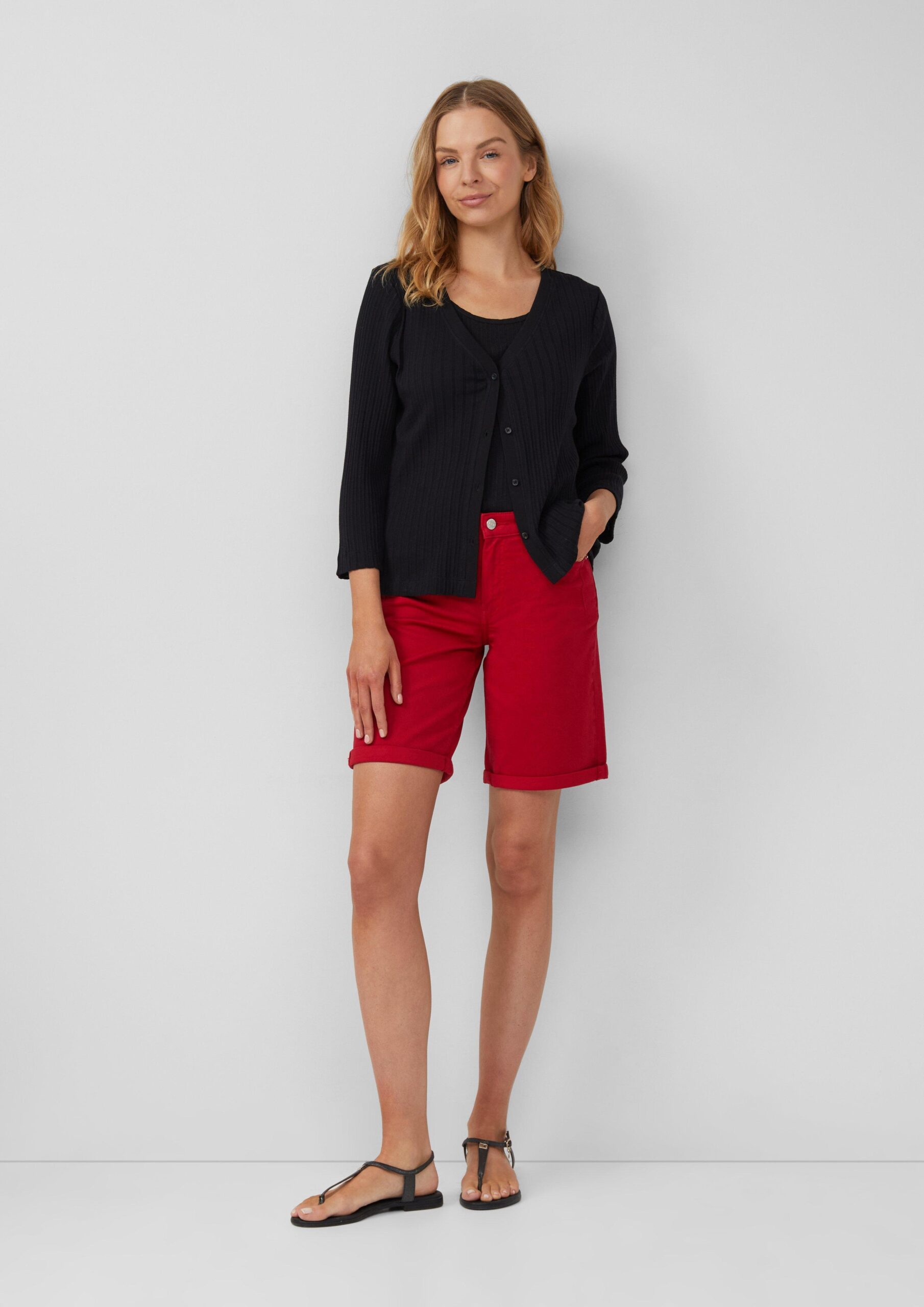 Semitransparente Strickjacke aus Ajour-Rippe