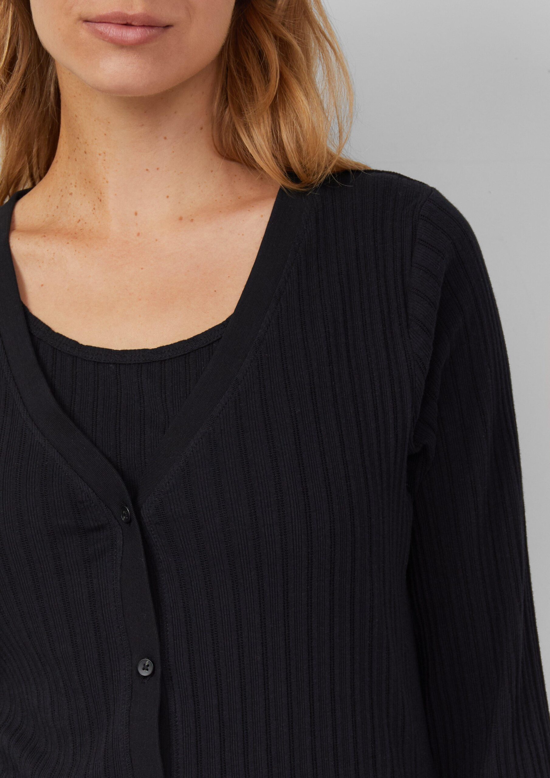 Semitransparente Strickjacke aus Ajour-Rippe