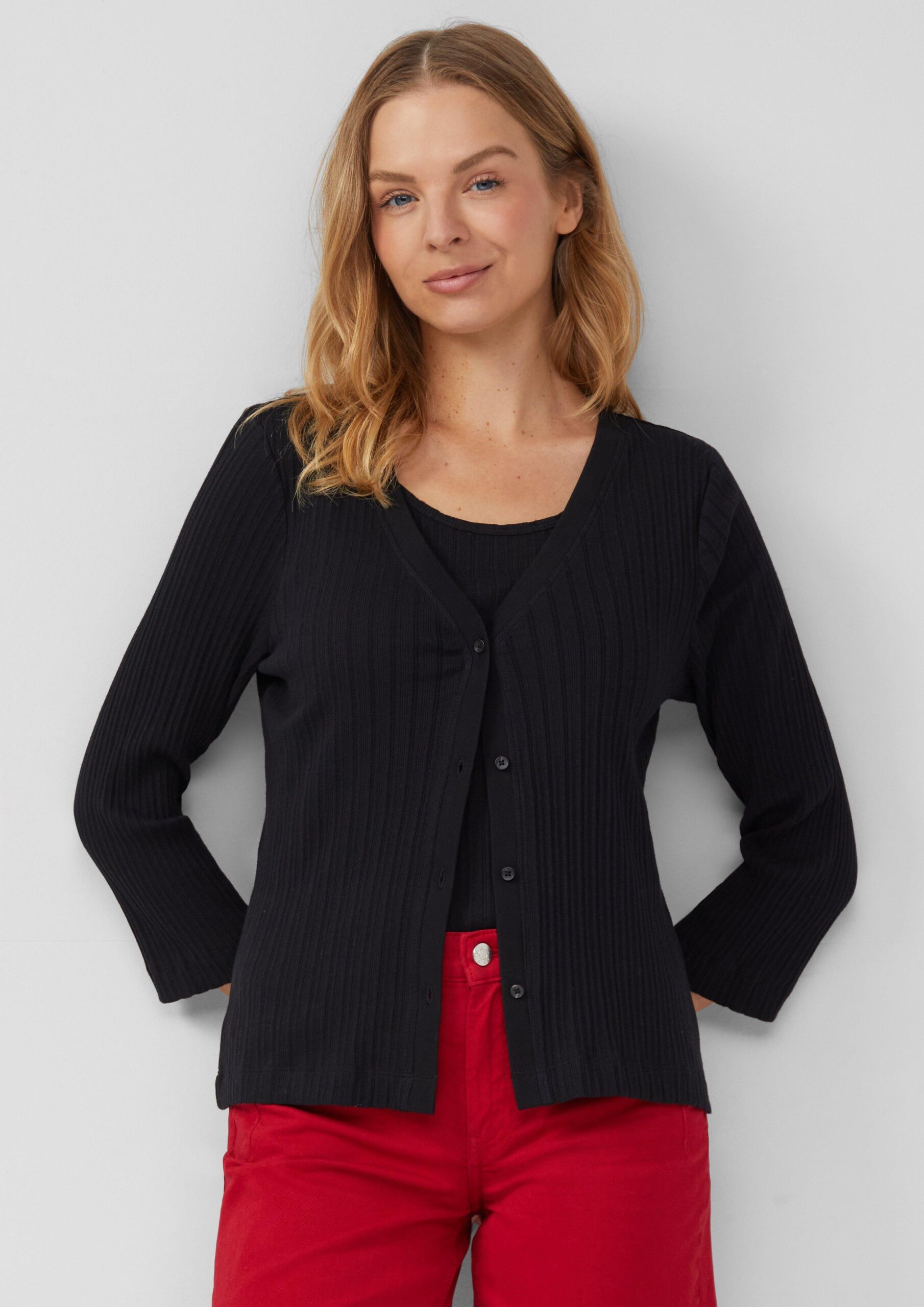 Semitransparente Strickjacke aus Ajour-Rippe