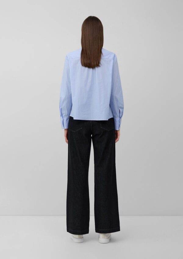 Bluse mit Biesenfalten und dekorativen Knöpfen