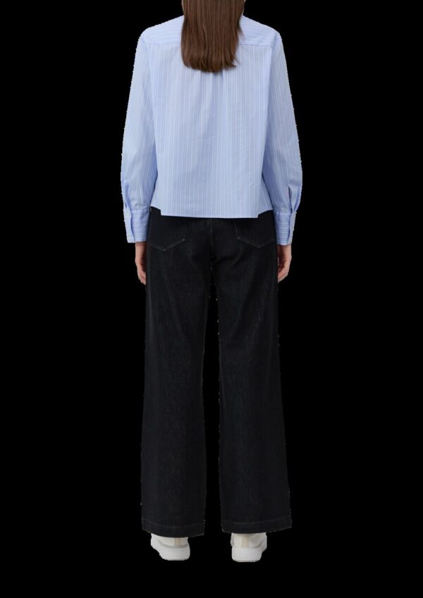 Bluse mit Biesenfalten und dekorativen Knöpfen