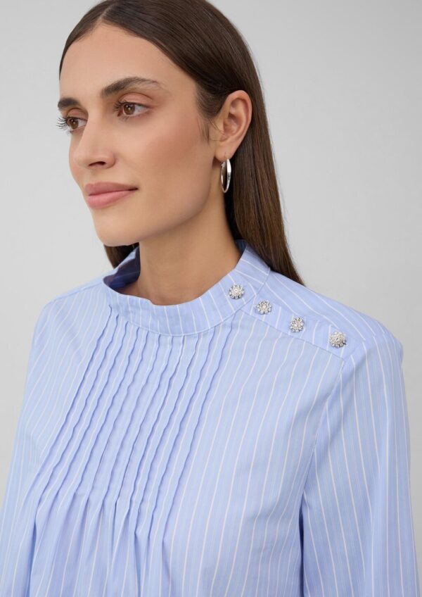 Bluse mit Biesenfalten und dekorativen Knöpfen