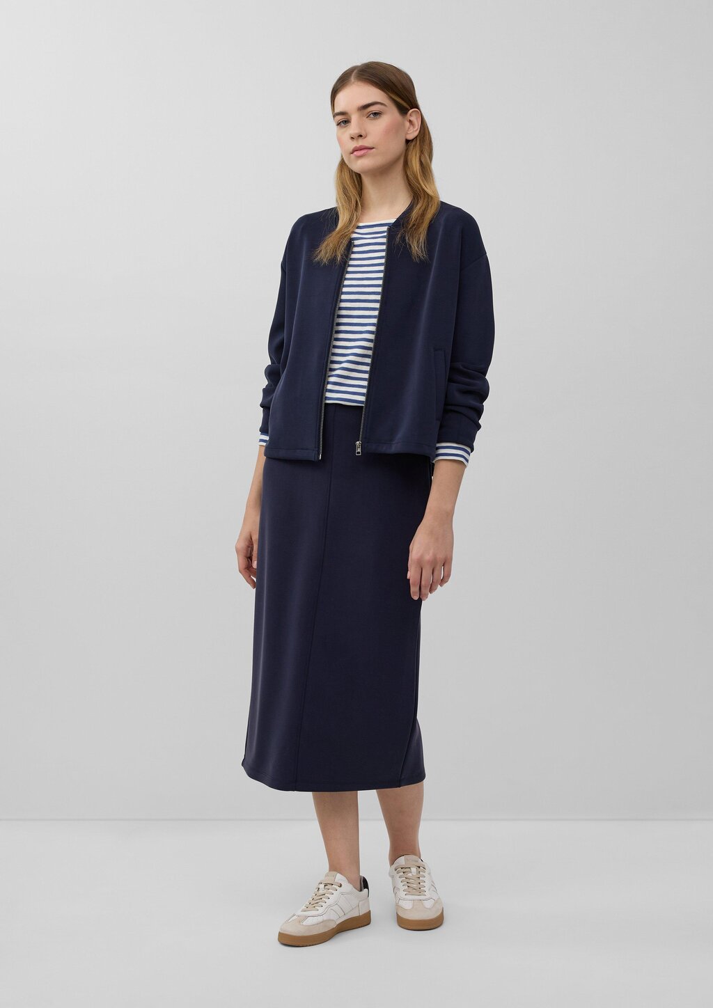 Weicher Midirock aus Scuba mit Schlitz