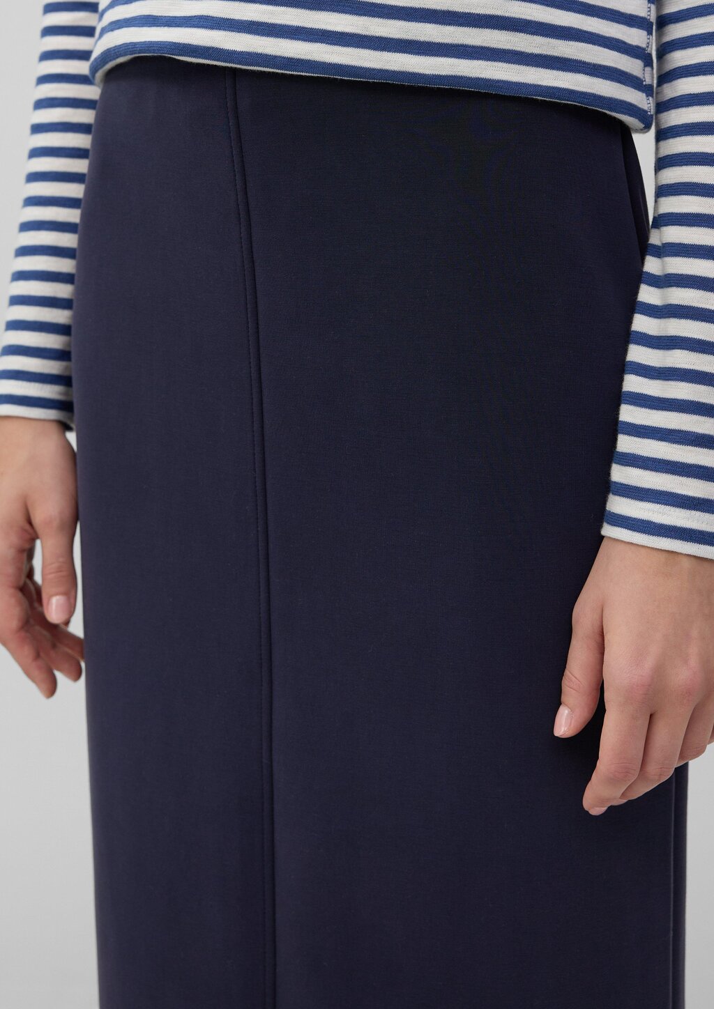 Weicher Midirock aus Scuba mit Schlitz