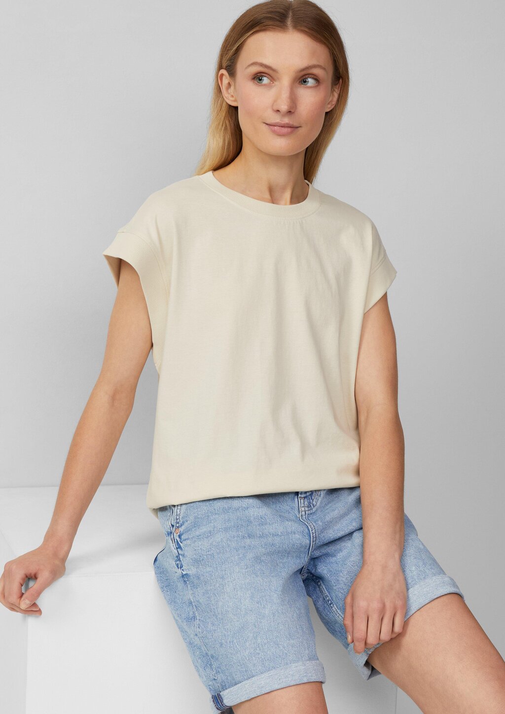 T-Shirt im Relaxed Fit mit überschnittenen Schultern