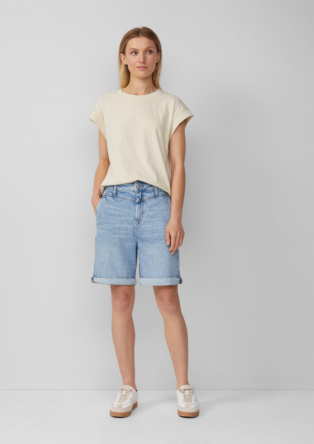 T-Shirt im Relaxed Fit mit überschnittenen Schultern