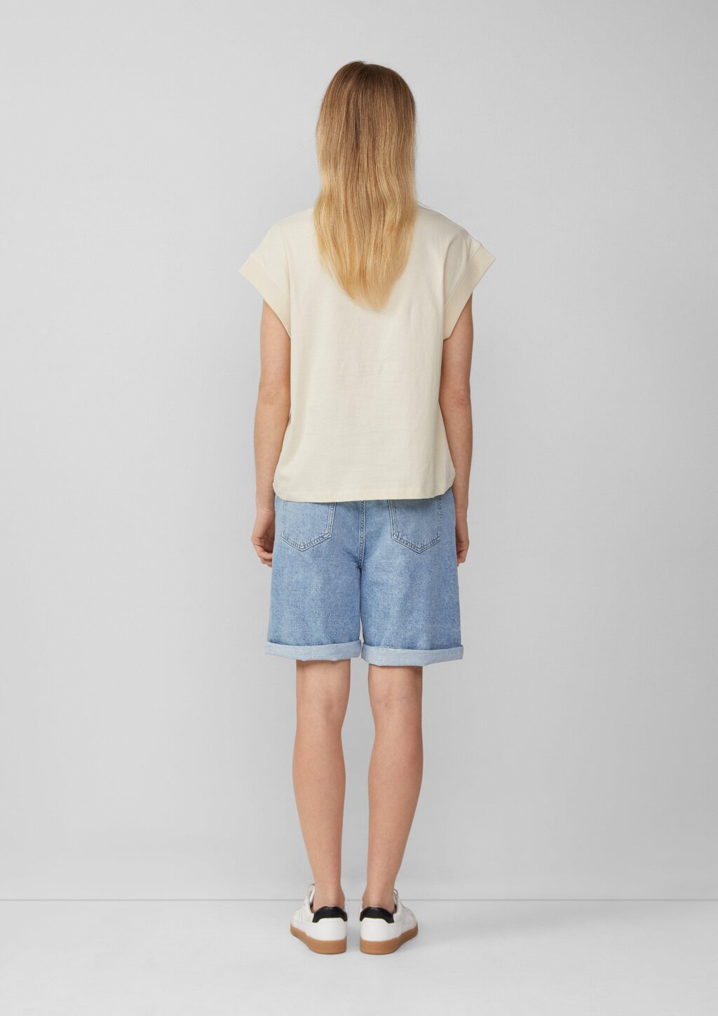 T-Shirt im Relaxed Fit mit überschnittenen Schultern