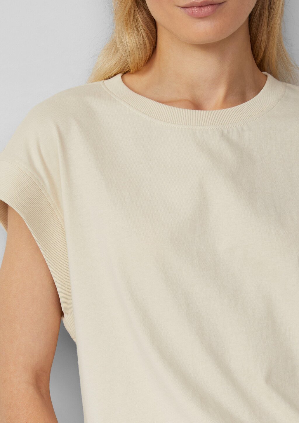 T-Shirt im Relaxed Fit mit überschnittenen Schultern