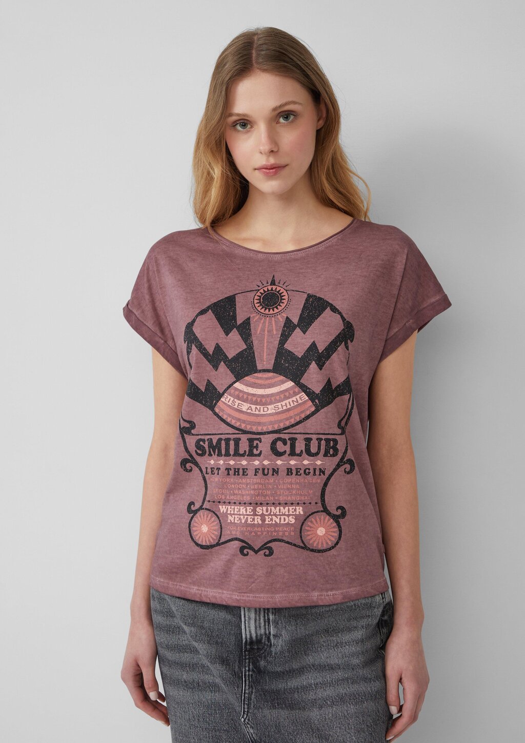 Gewaschenes T-Shirt mit Frontprint