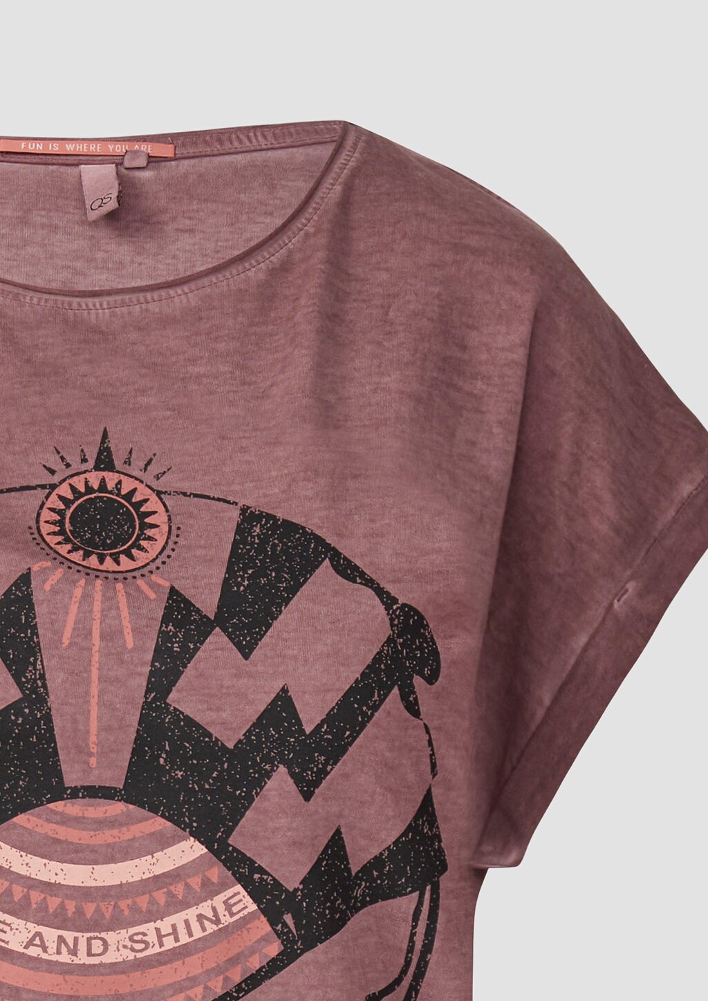 Gewaschenes T-Shirt mit Frontprint