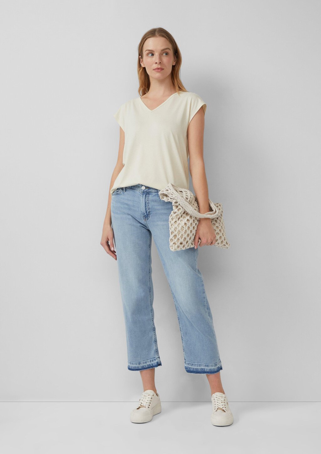 T-Shirt mit V-Ausschnitt und Rücken-Detail