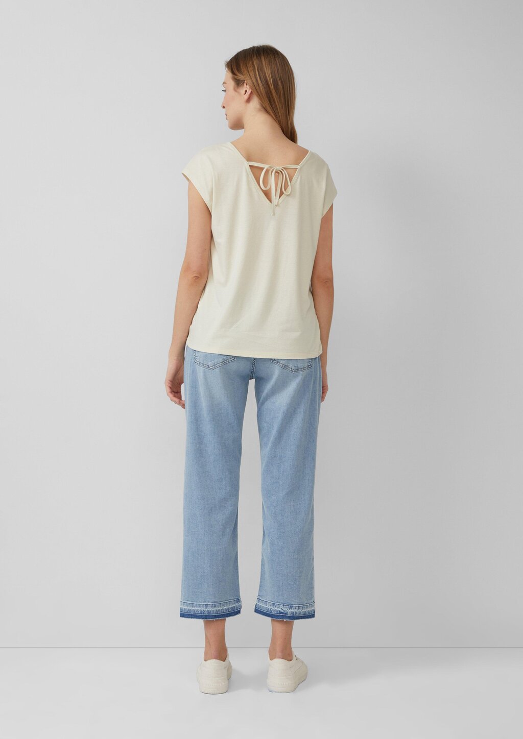 T-Shirt mit V-Ausschnitt und Rücken-Detail