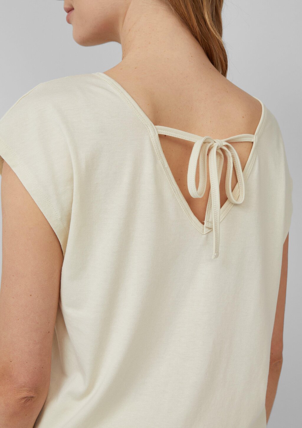 T-Shirt mit V-Ausschnitt und Rücken-Detail