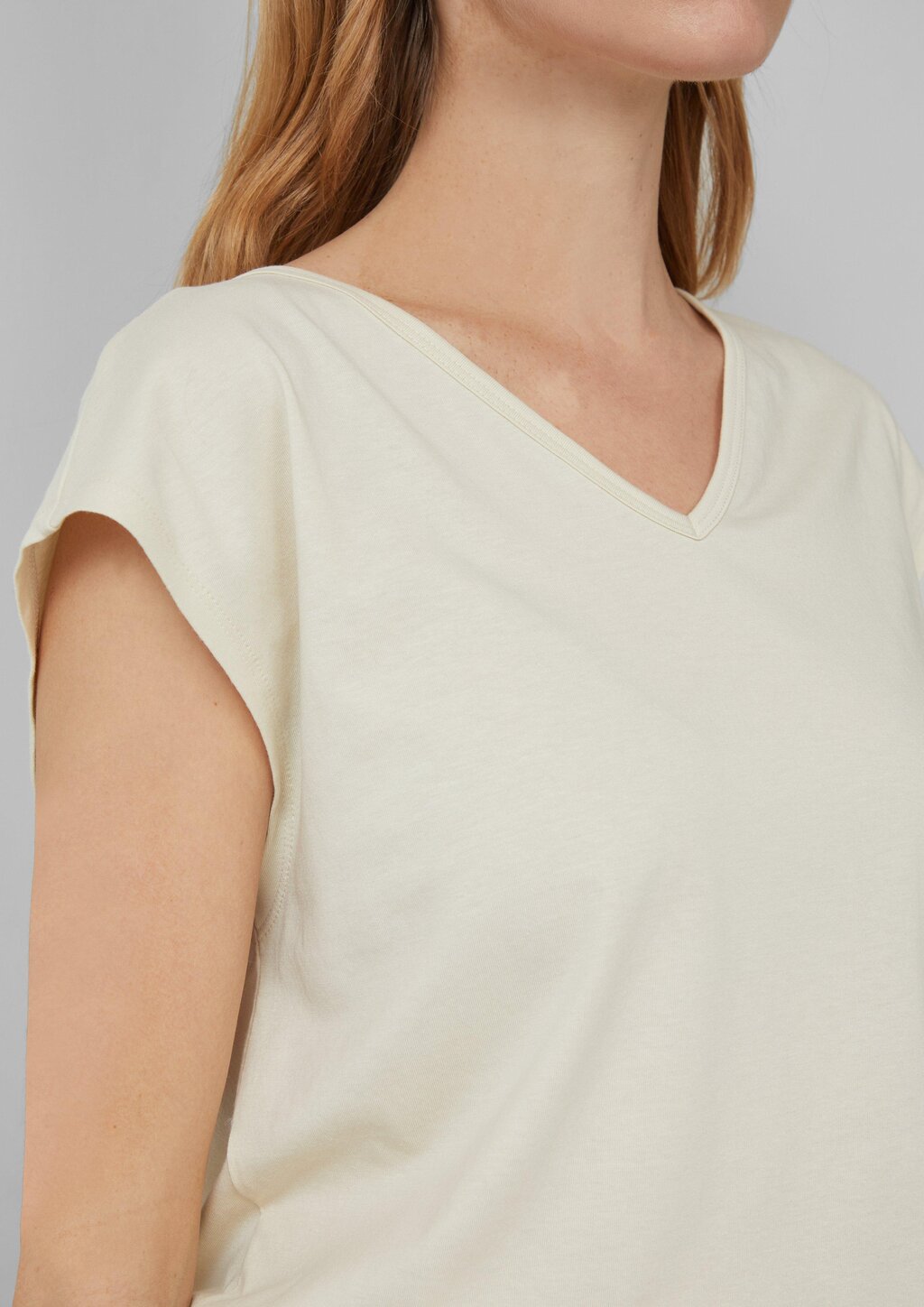 T-Shirt mit V-Ausschnitt und Rücken-Detail