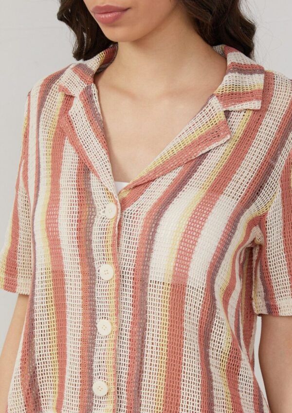 Verkürzte Bluse in Häkeloptik