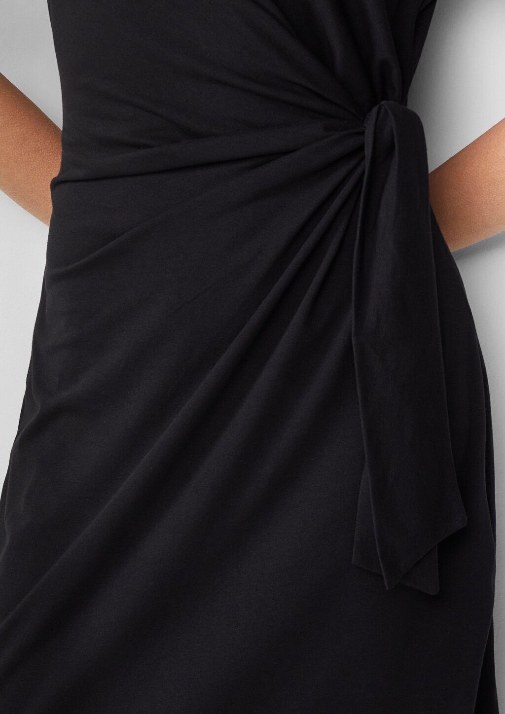 Jersey-Kleid mit Knotendetail und Raffung