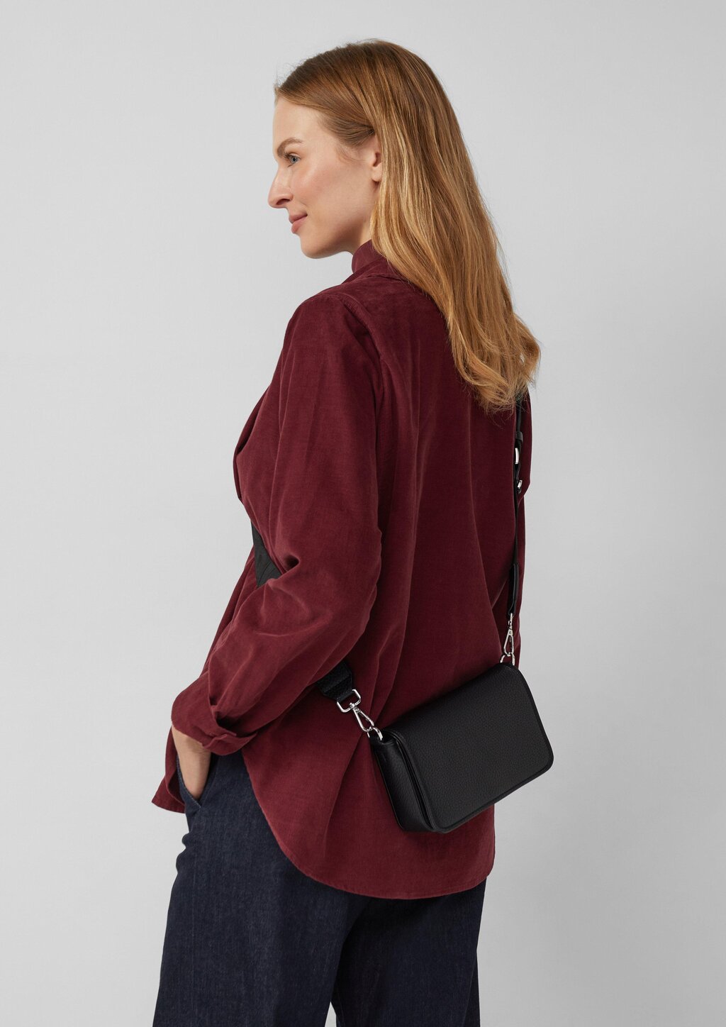 Crossbody-Bag aus Lederimitat mit Überschlag und Logo-Schulterriemen