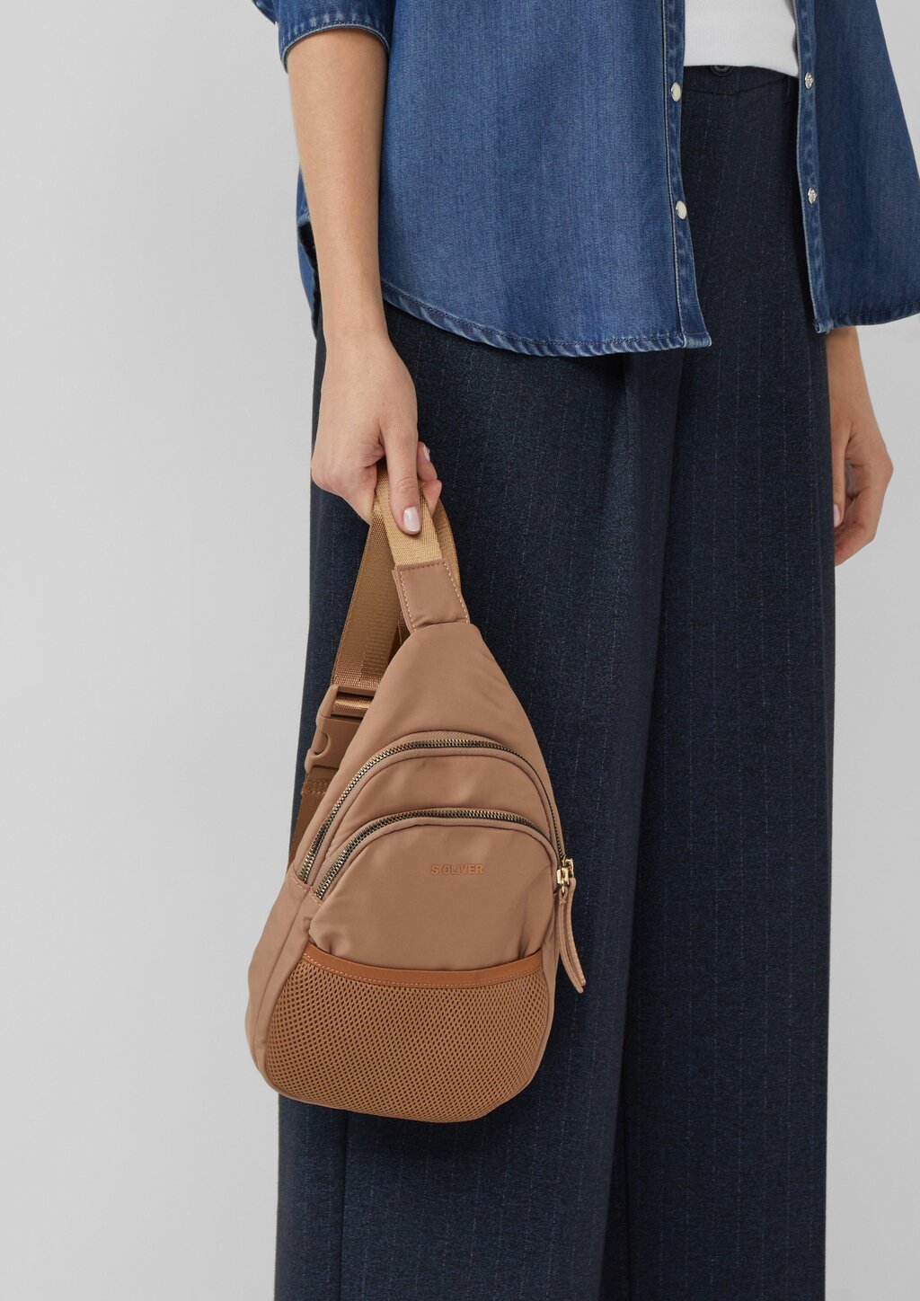 Schultertasche mit aufgesetzter Mesh-Tasche