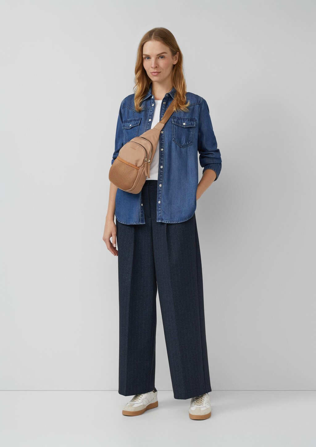 Schultertasche mit aufgesetzter Mesh-Tasche