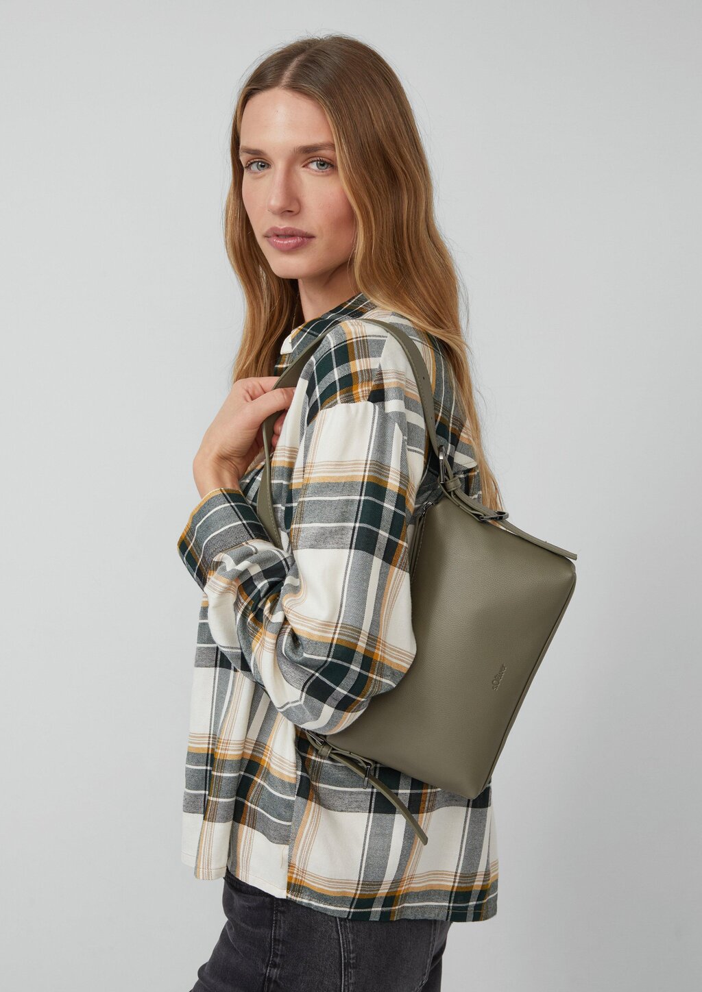 Schultertasche in Leder-Optik mit längenverstellbarem Gurt und Reißverschlussfach