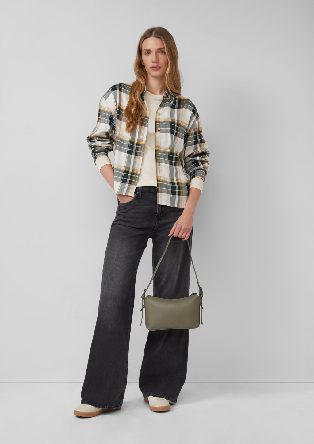 Schultertasche in Leder-Optik mit längenverstellbarem Gurt und Reißverschlussfach