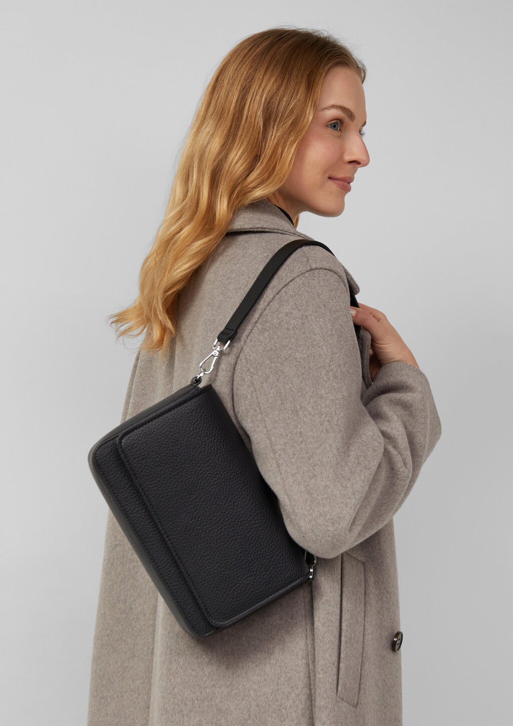 Hobo-Bag in Leder-Optik mit Magnetknopf und längenverstellbarem Gurt