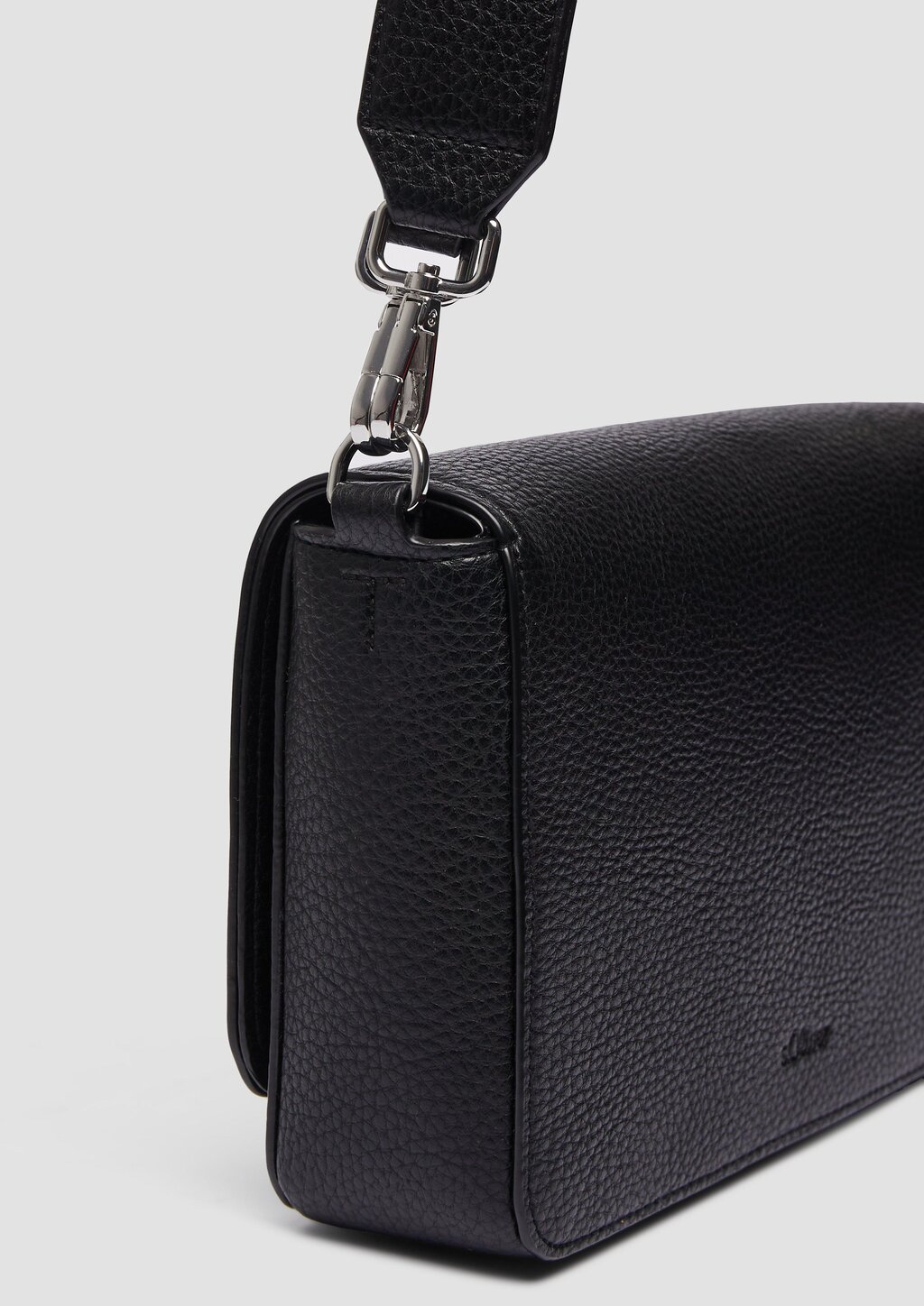 Hobo-Bag in Leder-Optik mit Magnetknopf und längenverstellbarem Gurt