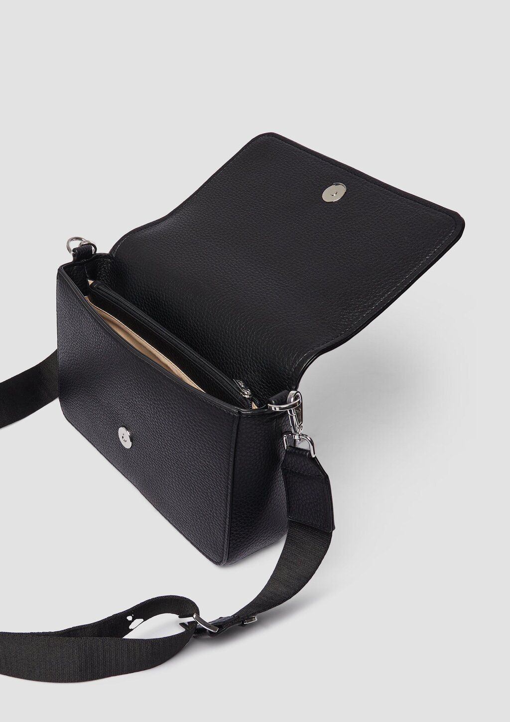 Hobo-Bag in Leder-Optik mit Magnetknopf und längenverstellbarem Gurt