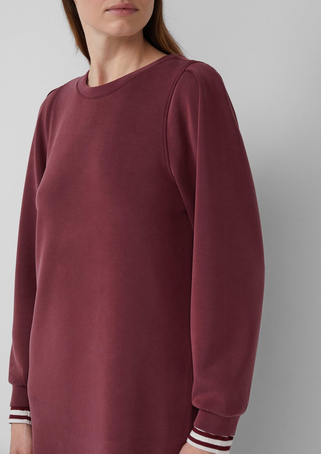 Scuba-Kleid mit Faltendetail am Arm