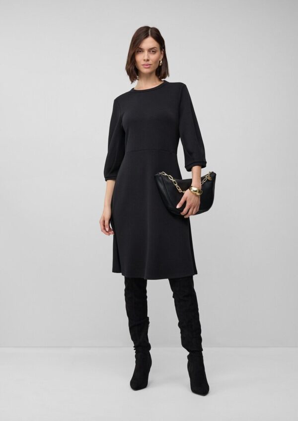 Ausgestelltes Scuba-Kleid mit 3/4-Ärmeln