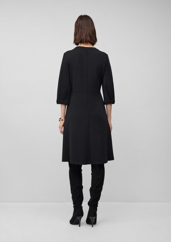 Ausgestelltes Scuba-Kleid mit 3/4-Ärmeln