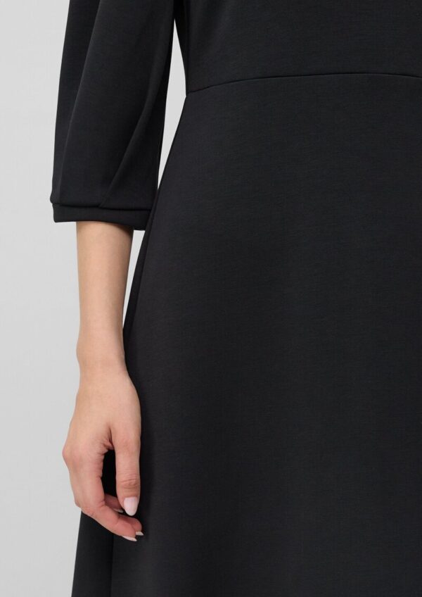 Ausgestelltes Scuba-Kleid mit 3/4-Ärmeln