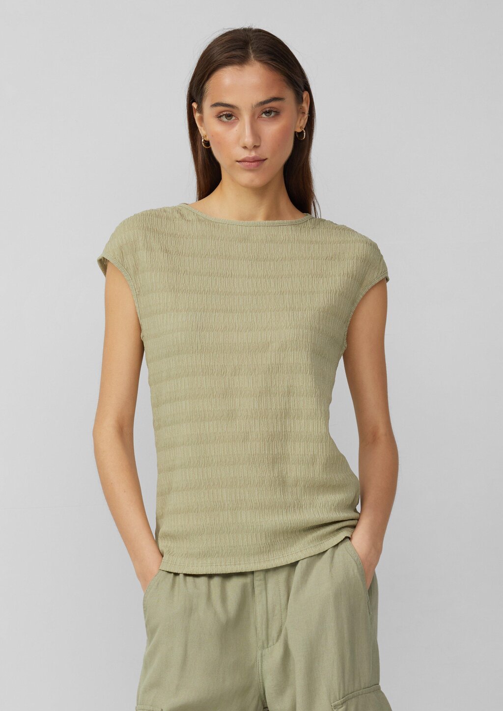 Strukturiertes T-Shirt mit Raffdetails an den Schultern
