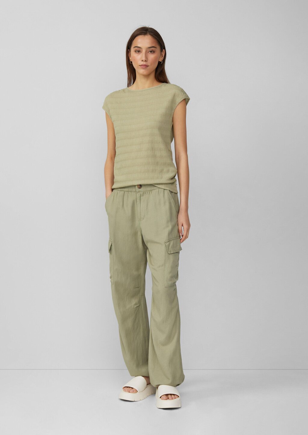 Strukturiertes T-Shirt mit Raffdetails an den Schultern