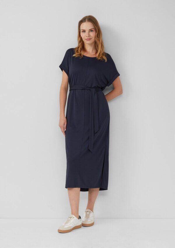 Jersey-Kleid mit einseitigem Schlitz und Bindegürtel