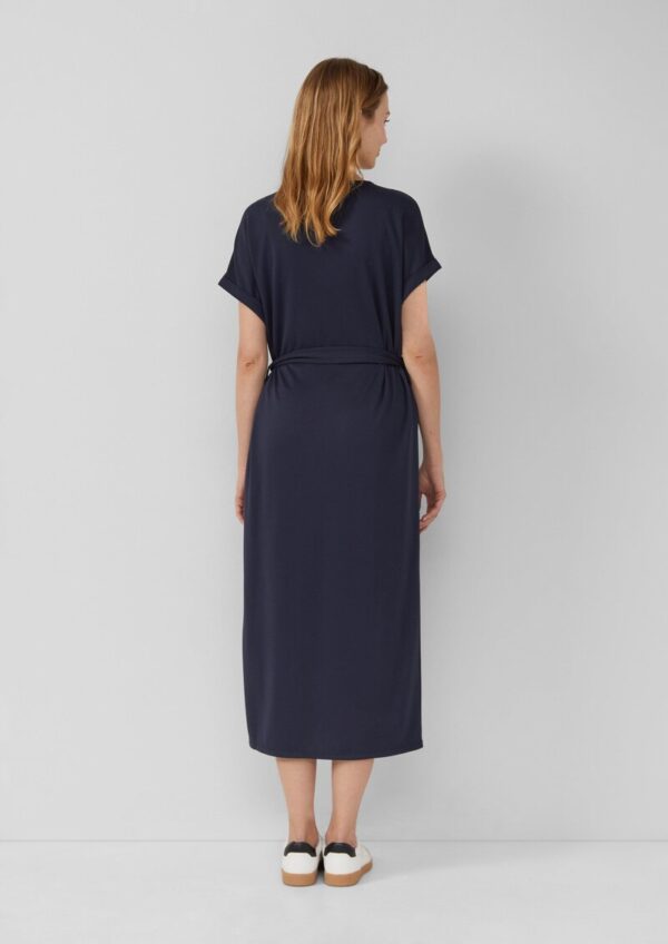 Jersey-Kleid mit einseitigem Schlitz und Bindegürtel