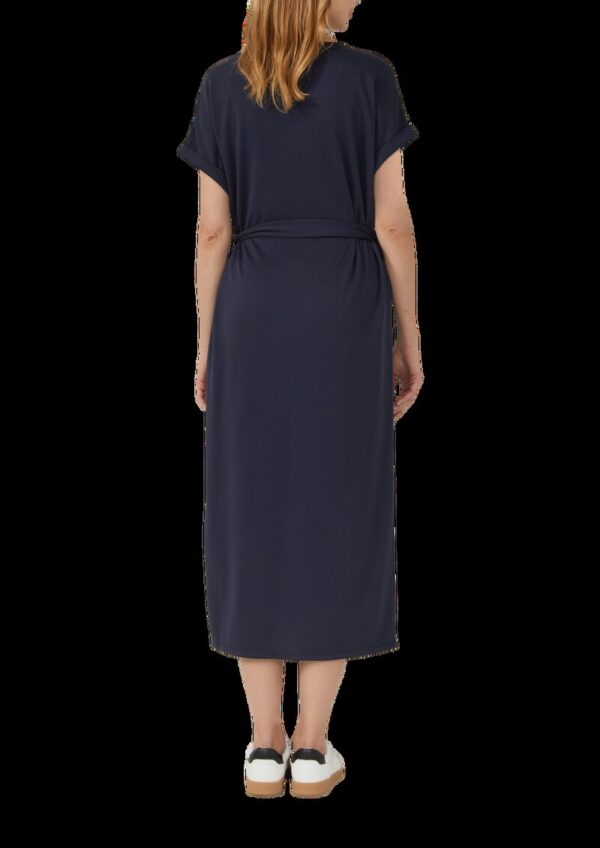 Jersey-Kleid mit einseitigem Schlitz und Bindegürtel