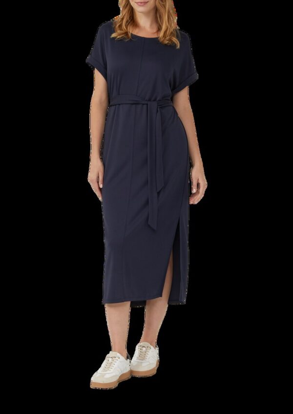 Jersey-Kleid mit einseitigem Schlitz und Bindegürtel