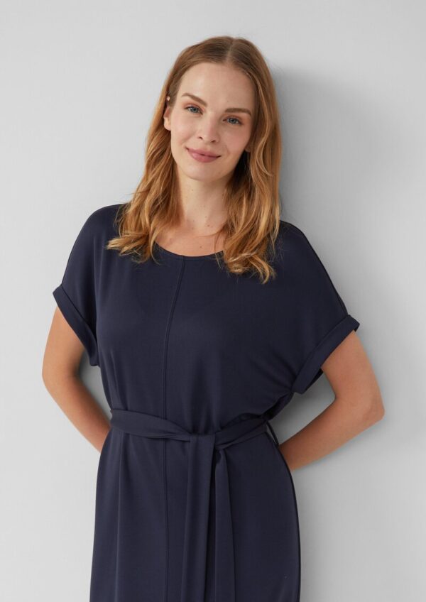 Jersey-Kleid mit einseitigem Schlitz und Bindegürtel