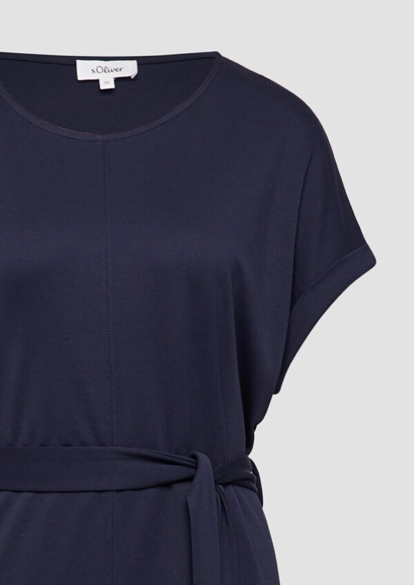 Jersey-Kleid mit einseitigem Schlitz und Bindegürtel