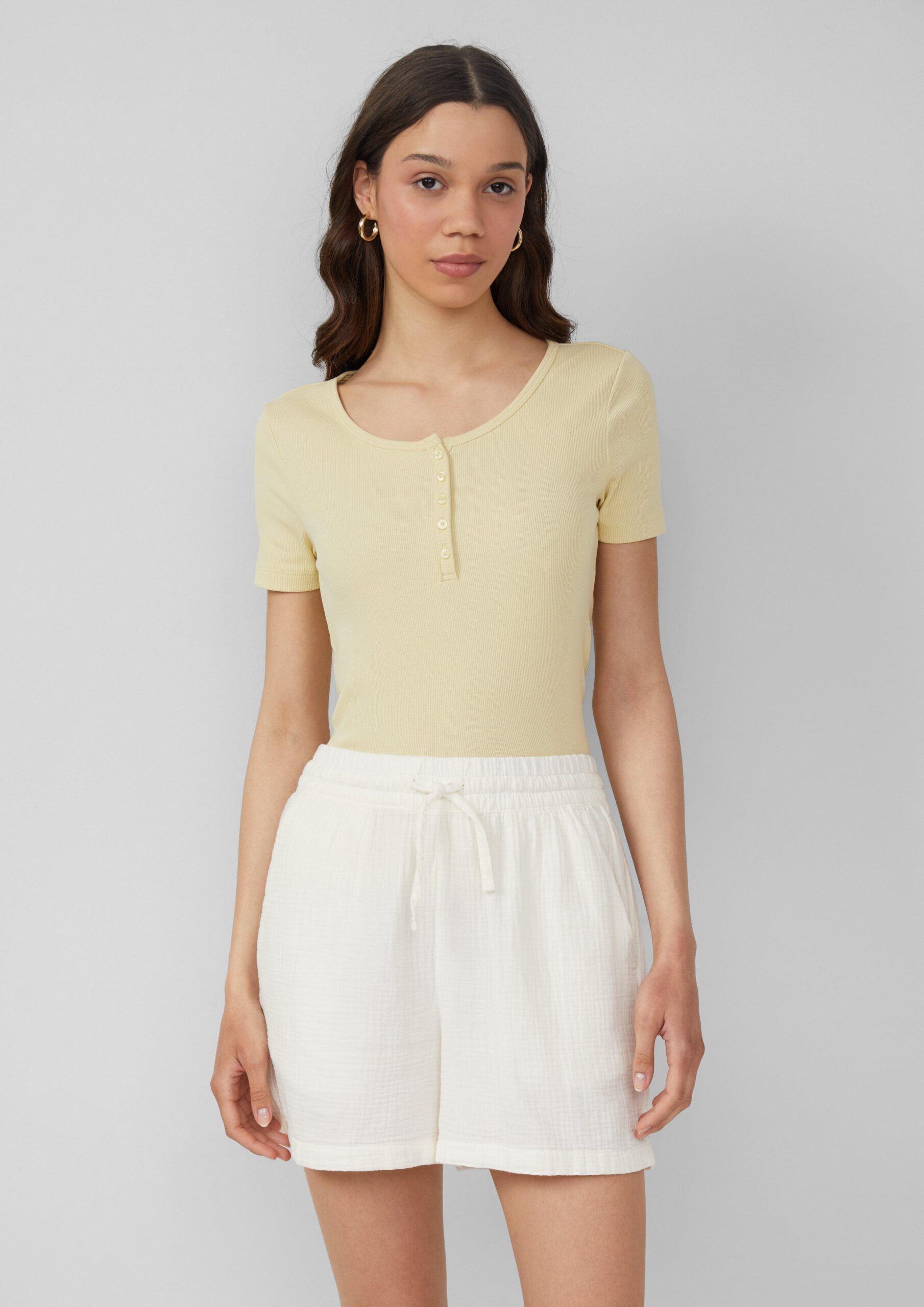 Geripptes T-Shirt mit Knopfleiste