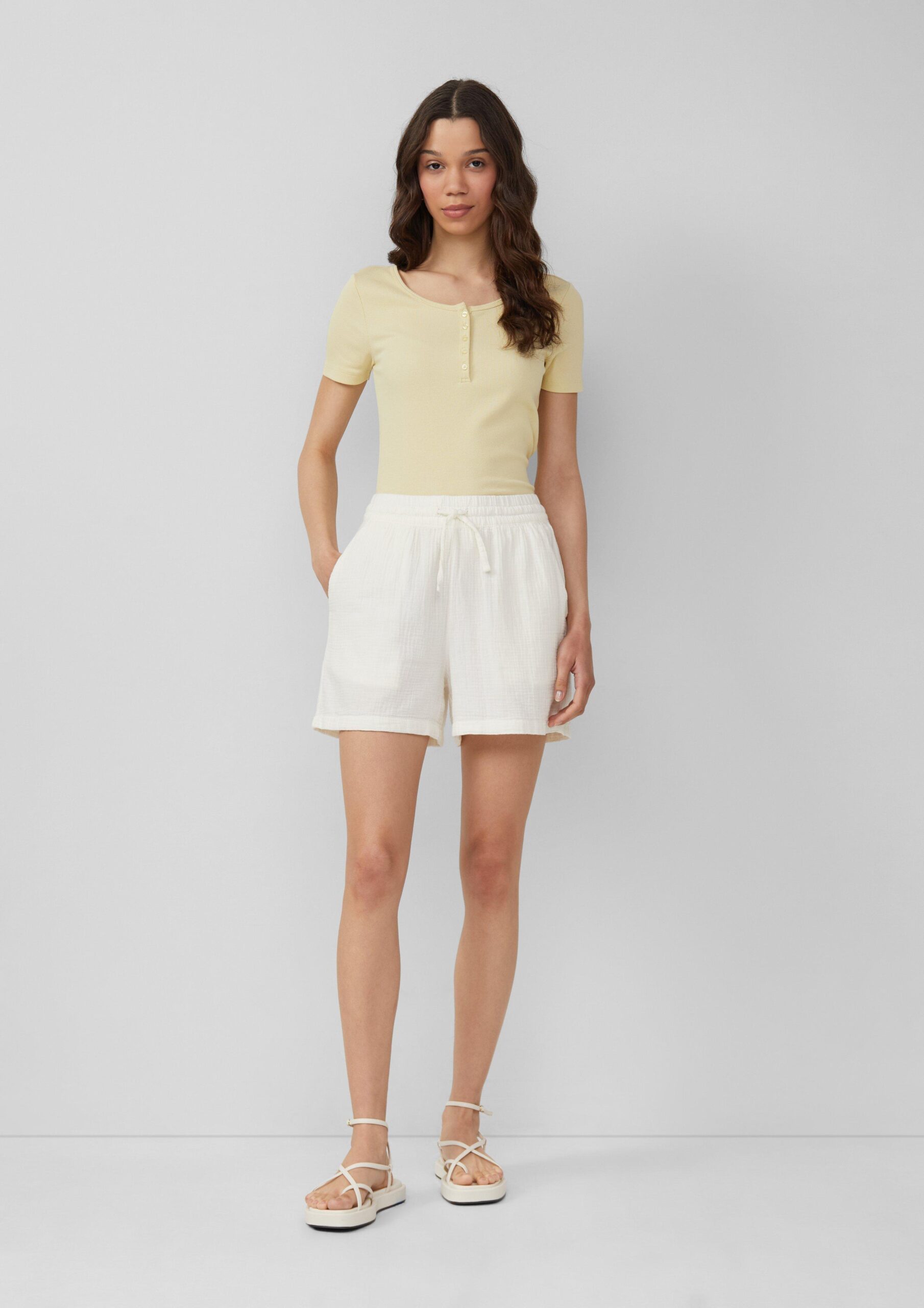 Geripptes T-Shirt mit Knopfleiste